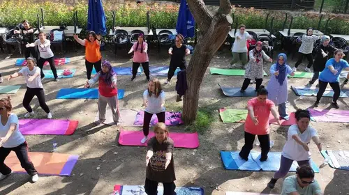 Efeler’de gün batımı huzuru: Pınarbaşı’nda yoga buluşması
