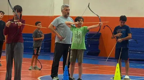Sarıgöl'de genç okçular yay gerdi, hedefleri on ikiden vurdu
