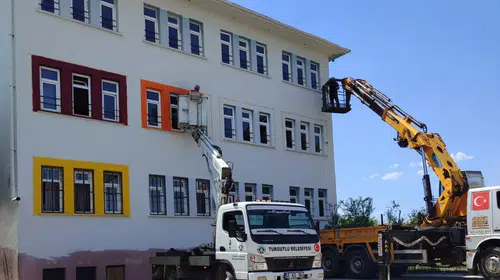 Turgutlu'da eğitim seferberliği: Okullar pırıl pırıl, parklar güvenli hale getiriliyor