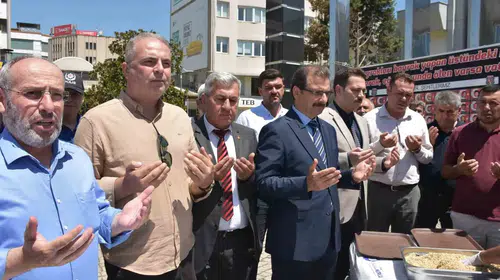 Salihli’de vefa sofrası: Şehitler için dualarla aşure dağıtıldı