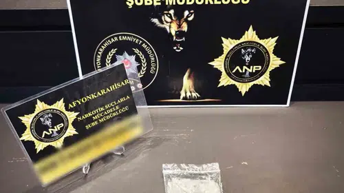 Afyonkarahisar polisinden zehir tacirlerine geçit yok: Araçta uyuşturucu ele geçirildi