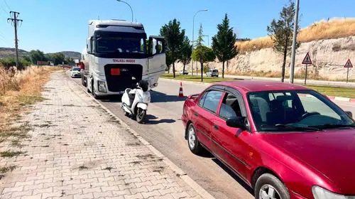 Tavşanlı yolunda dehşet anları: Gaz yüklü tır otomobili biçti
