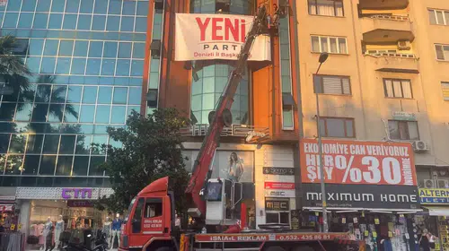 Denizli siyasetinde hareketli saatler: Yeni Parti tabelası eski binada yükseldi