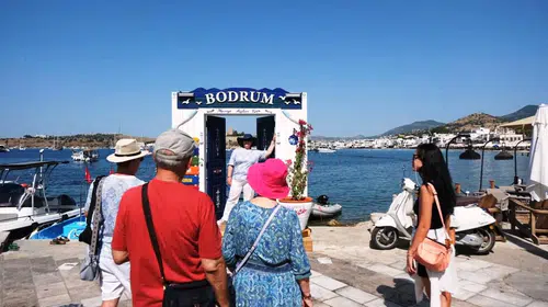 Bodrum’un yeni simgesi Kumbahçe’de: Ege’nin mavisi kapılara taşındı