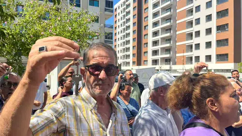 Örnekköy’de anahtarlar havada: Hak sahiplerinden teslimat isyanı