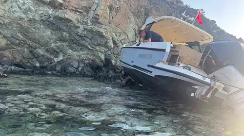 Marmaris açıklarında korkutan kaza: Kontrolden çıkan tekne kayalıklara vurdu