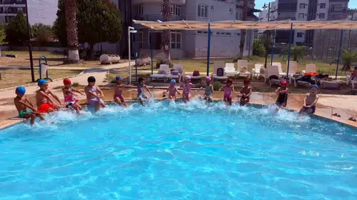 Germencik’te havuz keyfi: Minikler hem yüzmeyi öğreniyor hem de eğleniyor