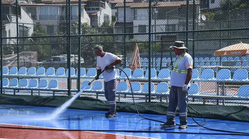 Kuşadası Tenis Kulübü’nde hijyen mesaisi: Kortlar pırıl pırıl oldu