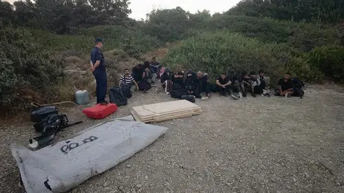 Çeşme kıyılarında sabah operasyonu: 16 kaçak göçmen yakalandı