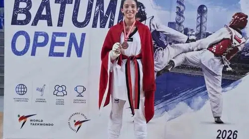 Aliağalı Merve Nisa zirveye çıktı: İstiklal Marşı’nı Gürcistan’da dinletti