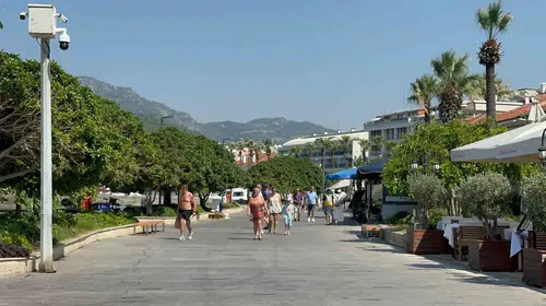 Marmaris limanında dev hareketlilik: Binlerce turist şehre akın etti