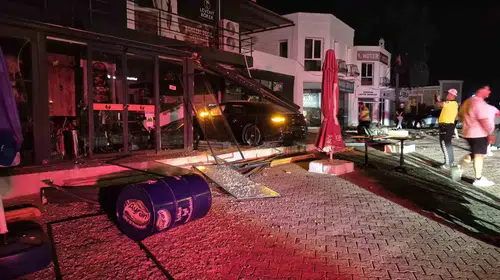 Bodrum'da korkutan kaza: Lüks otomobil dükkanın içine daldı