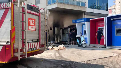 Kaynak kıvılcımları paniğe yol açtı: Geri dönüşüm kutusu alevlere teslim oldu