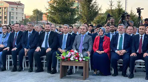 Bakan Kacır'dan muhalefete sert gönderme: Kamu kaynaklarını savuranları millet görüyor