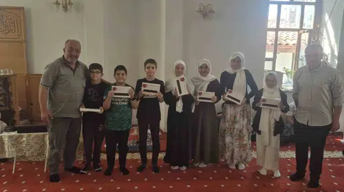 Sandıklı’da cami eğitimi şenliğe dönüştü: Minik öğrencilere sürpriz ödüller