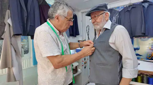Yarım asırlık usta iğne ipliği bırakmıyor: Efe kıyafetleri onun elinde hayat buluyor