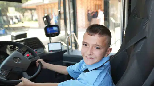 Minik Edip’in ESHOT hayali gerçek oldu: Direksiyona geçti, mutluluğu gözlerinden okundu