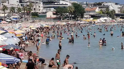 Didim'de yaz bitmiyor: Altınkum'da iğne atsan yere düşmüyor