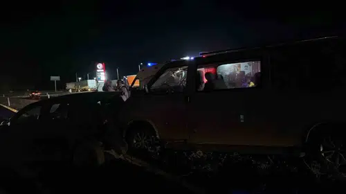 Afyonkarahisar yolunda can pazarı: İki araç çarpıştı, çoğu çocuk 11 kişi yaralandı