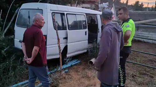 Bahçeye dalan minibüs alev aldı: Ev sahiplerinin soğukkanlı müdahalesi faciayı önledi