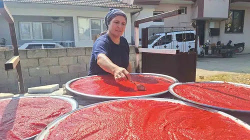 Sarıgöl'de güneşin bereketi kavanozlara giriyor: İmece usulü kış hazırlığı