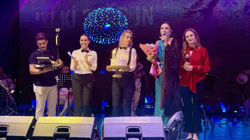 Bodrum gecelerinde Öykü Gürman rüzgarı: Sahnede duygusal anlar ve sürpriz kutlama