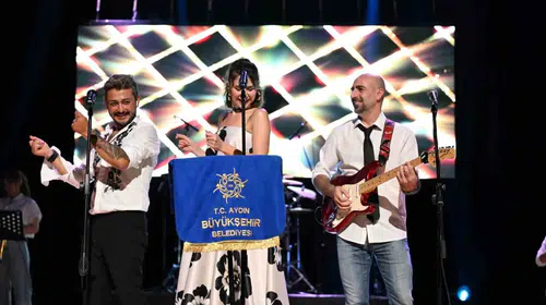 Didim’de nostalji rüzgarı: Geçmişin izleri sahnede yeniden hayat buldu