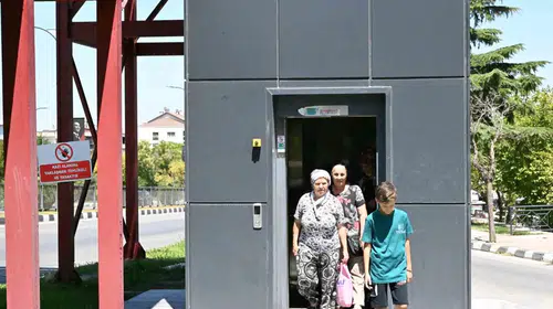 Kuşlubahçe’de asansörlü dönem: Üst geçit çilesi tarihe karıştı
