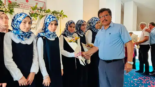 Küçük Hüsna’dan büyük başarı: Okul sırasına oturmadan hafız oldu