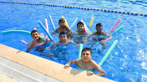 Yuntdağı’ndan Muradiye’ye uzanan serinlik: Minikler havuz keyfiyle moral depoladı