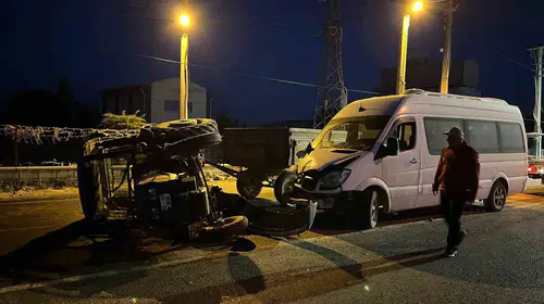 Şuhut yolunda korkutan kaza: Traktör ile minibüs çarpıştı