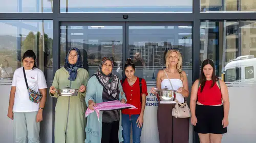 Yurdoğlu’nda mutfak bereketi: Anneler hem dertleşiyor hem de sofralarını kuruyor