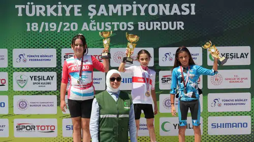 Akhisar’ın pedal şampiyonları Burdur’dan madalyalarla döndü