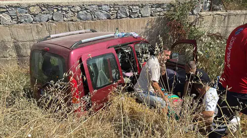 Menteşe’de korkutan kaza: Direksiyon hakimiyetini kaybedince dereye uçtu
