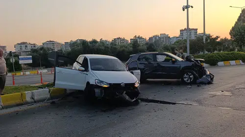 Aydın'da trafik kazası: Otomobil refüje uçtu