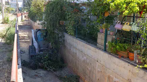 İzmir’in kıyı ilçelerinde taşkın nöbeti: 7 bin ton taşla önlem alındı
