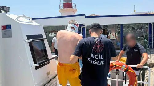 Bodrum açıklarında deniz üzerinde acil müdahale: Sahil Güvenlik yaralıyı kurtardı