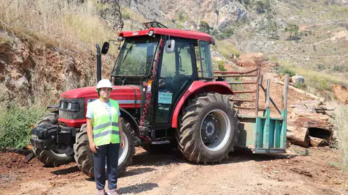 Direksiyonun başında bir kadın gücü: Orman köylüsünün yeni yol arkadaşı traktörü oldu