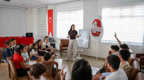 Efelerli minikler felsefe ile dünyayı keşfediyor