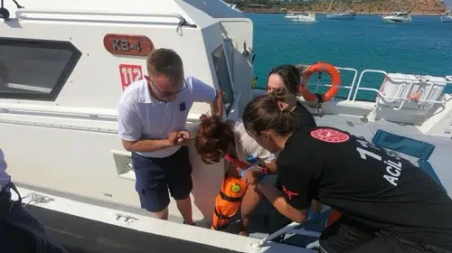 Didim'de zorlu kurtarma operasyonu: Sarp kayalıklarda mahsur kalan yaralı denizden kurtarıldı