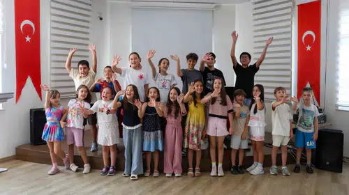 Efelerli minikler sahnede devleşiyor: Geleceğin tiyatrocuları yetişiyor