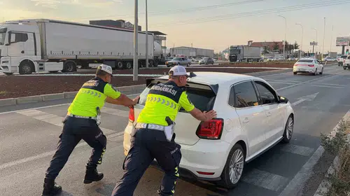 Bolvadin yolunda imdatlarına jandarma yetişti: Arızalı araç güvenli bölgeye alındı