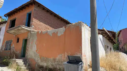 Uşak’ta tehlike saçan yapılar bir bir temizleniyor