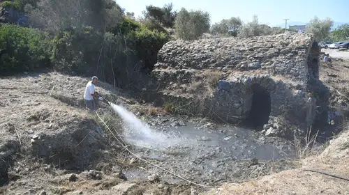 Kuşadası'nda köklü geçmişe hijyen dokunuşu: Tarihi hamam çevresi yenilendi