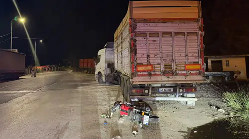 Manisa'da acı kaza: Motosikletli sürücü park halindeki tıra çarparak can verdi