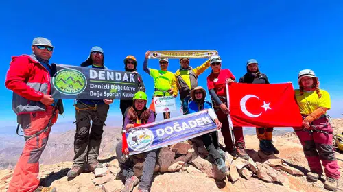 Denizlili dağcılar Türkiye’nin çatısında: 19 saatlik dev mücadele zaferle bitti