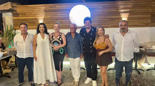 Bodrum'da karpuzlu sürpriz: Ekin Akkaş'ın doğum gününde alışılmadık kutlama