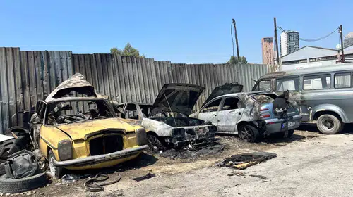 Bornova'da sabah dehşeti: Park halindeki araçlar alevlere teslim oldu