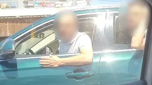 İzmir otoyolunda dehşet anları: Trafikte taşlı saldırı kamerada