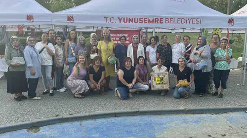 Yunusemre’de kadınların el emeği kazanca dönüşüyor: Gece pazarına yoğun ilgi